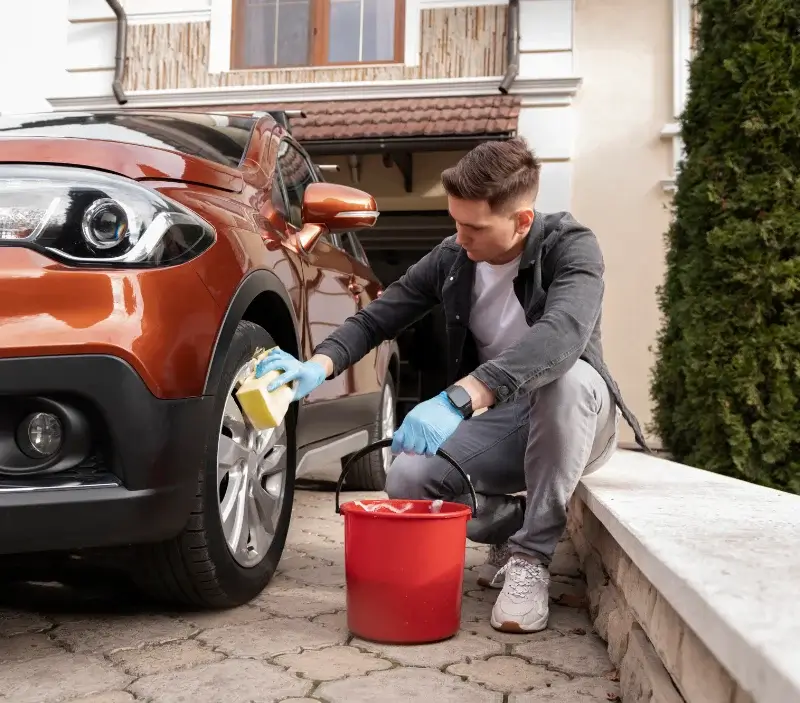 Lavage auto à domicile Julos : professionnel intervenant sur un véhicule